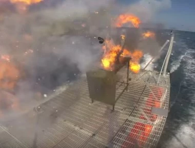 Δείτε όπλο λέιζερ του αμερικανικού Ναυτικού να διαλύει ταχύπλοο